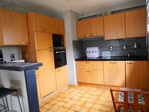 Fridge, microwave, oven, stovetop - Apartment with terrace and garden (Saint-Jean-de-Luz)