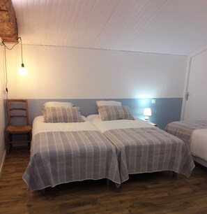 2 Schlafzimmer, Schreibtisch, schallisolierte Zimmer