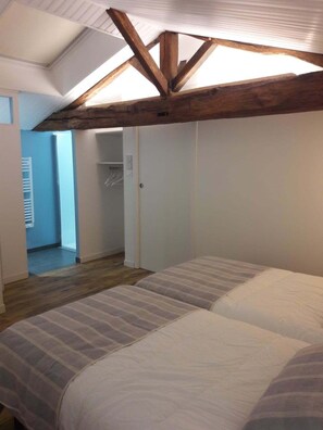 2 chambres, bureau, chambres insonorisées, fer et planche à repasser