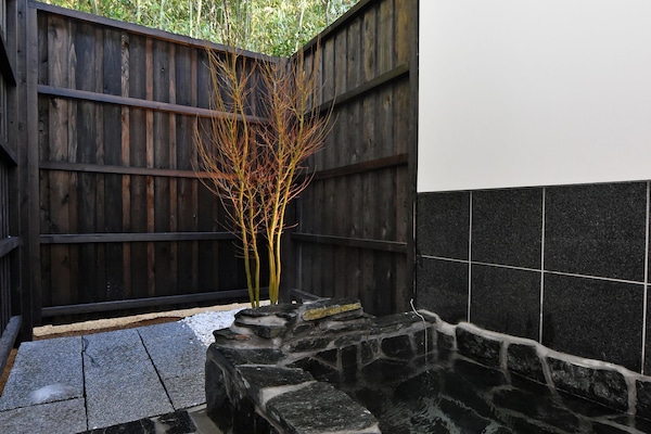 Room, Ground Floor (MOMO) | Bilik Mandi | Tab mandi dan pancuran berasingan, tab mandi mata air