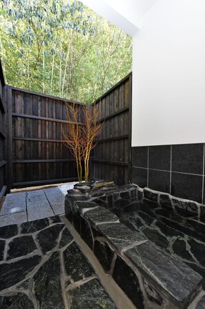 Zimmer, Erdgeschoss (MOMO) | Badezimmer | Badewanne und Dusche (separat), Quellwasserbad