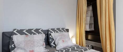 1 bedroom, desk, iron/ironing board, WiFi