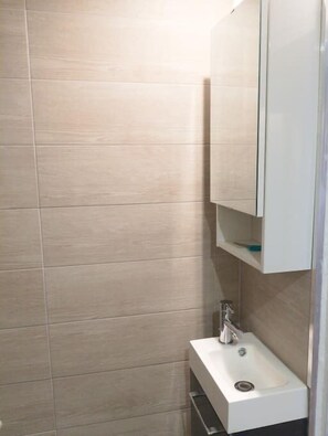 Een douche, een haardroger, handdoeken