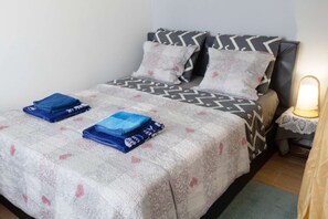 1 slaapkamer, een bureau, een strijkplank/strijkijzer, wifi