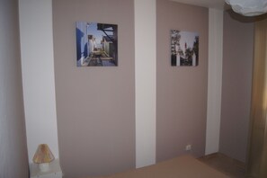 2 chambres, fer et planche à repasser