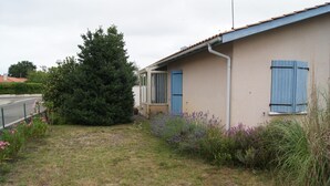 A house with a small garden, a tree, and a fence. - Furnished holiday home with garden (Gujan-Mestras)