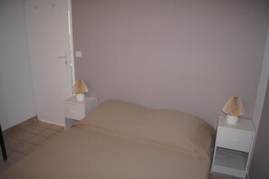 2 chambres, fer et planche à repasser