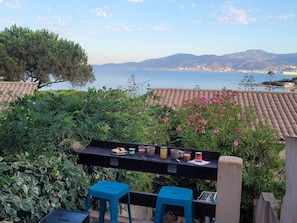 Outdoor dining - Little Villa "La Maredda" in Porticcio with sea view terrace and beach at 250m! (Porticcio-Grosseto-Prugna)