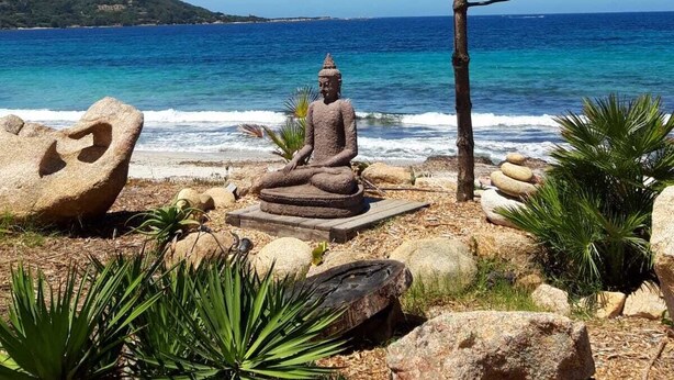 A beach with a Buddha statue, a pine tree, and a clear blue sea. - Little Villa "La Maredda" in Porticcio with sea view terrace and beach at 250m! (Porticcio-Grosseto-Prugna)