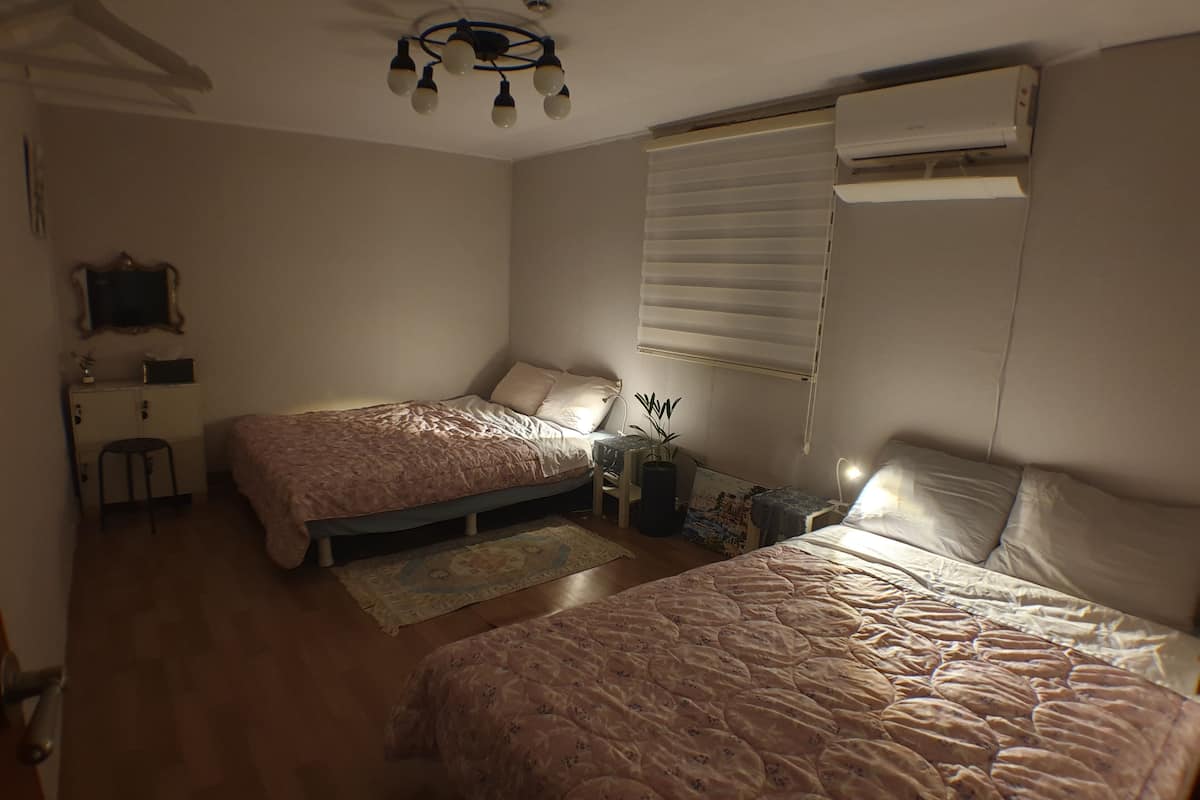 Deluxe Room (303) | 3 bedrooms, individually decorated, individually furnished