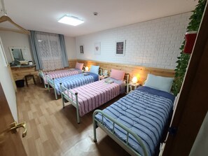 Habitación estándar (301) | Decoración personalizada, muebles diferentes y cortinas blackout 