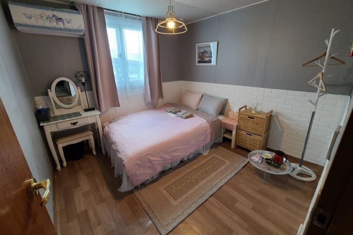 Double Room (302) | 3 bedrooms, individually decorated, individually furnished