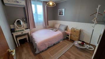 Double Room (302) | Individually decorated, individually furnished, blackout drapes