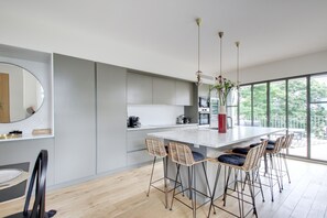 Een koelkast, een microgolfoven, een oven, een vaatwasser