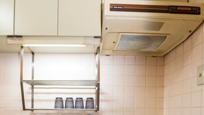 Cocina compacta con fregadero, estufa y armarios.