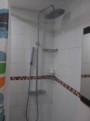 Shower, hair dryer, towels - Cozy 1 Bedroom close to Paris (VILLENEUVE SAINT GEORGES)