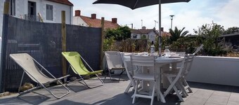 Charming Renovated House, 300m from Beach, Terrace, Parking, Sleeps 5