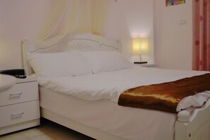 Blackout drapes, soundproofing, free WiFi, bed sheets - New Zhilan B&B (New Taipei City)