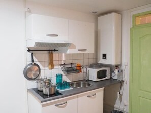 Een koelkast, een microgolfoven, een kookplaat