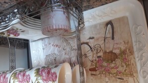 Una bandeja con diseño floral e ilustración de una bicicleta antigua.