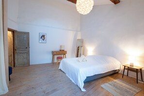 3 chambres, fer et planche à repasser, Wi-Fi, draps fournis