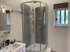 Douche, séchoir à cheveux, serviettes fournies, savon