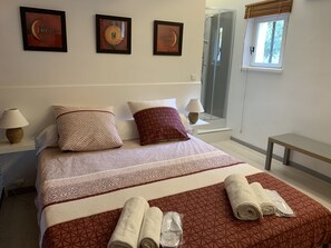 2 chambres, coffre-fort, fer et planche à repasser