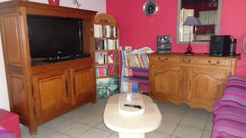 Télévision, lecteur de DVD, livres, chaîne hi-fi