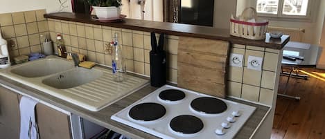 Réfrigérateur, four à micro-ondes, un four, surface de cuisson