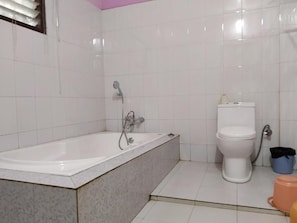 Deluxe Room | Bathroom | Rainfall showerhead, free toiletries, towels, soap