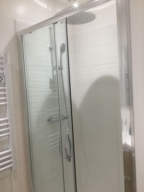 Dusche, Haartrockner, Handtücher, Seife