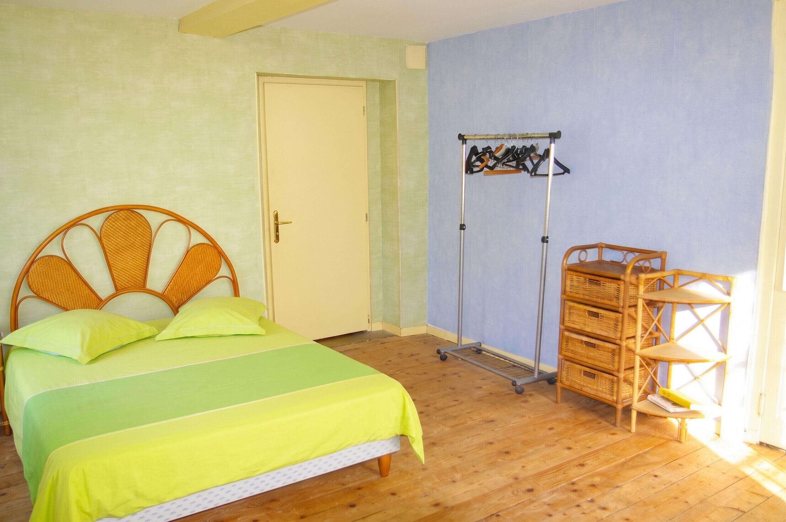 5 bedrooms, desk, travel crib, WiFi (free)