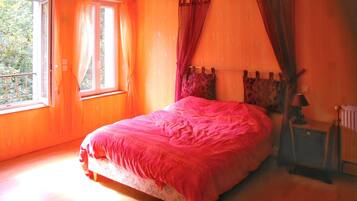 5 bedrooms, desk, travel crib, free WiFi