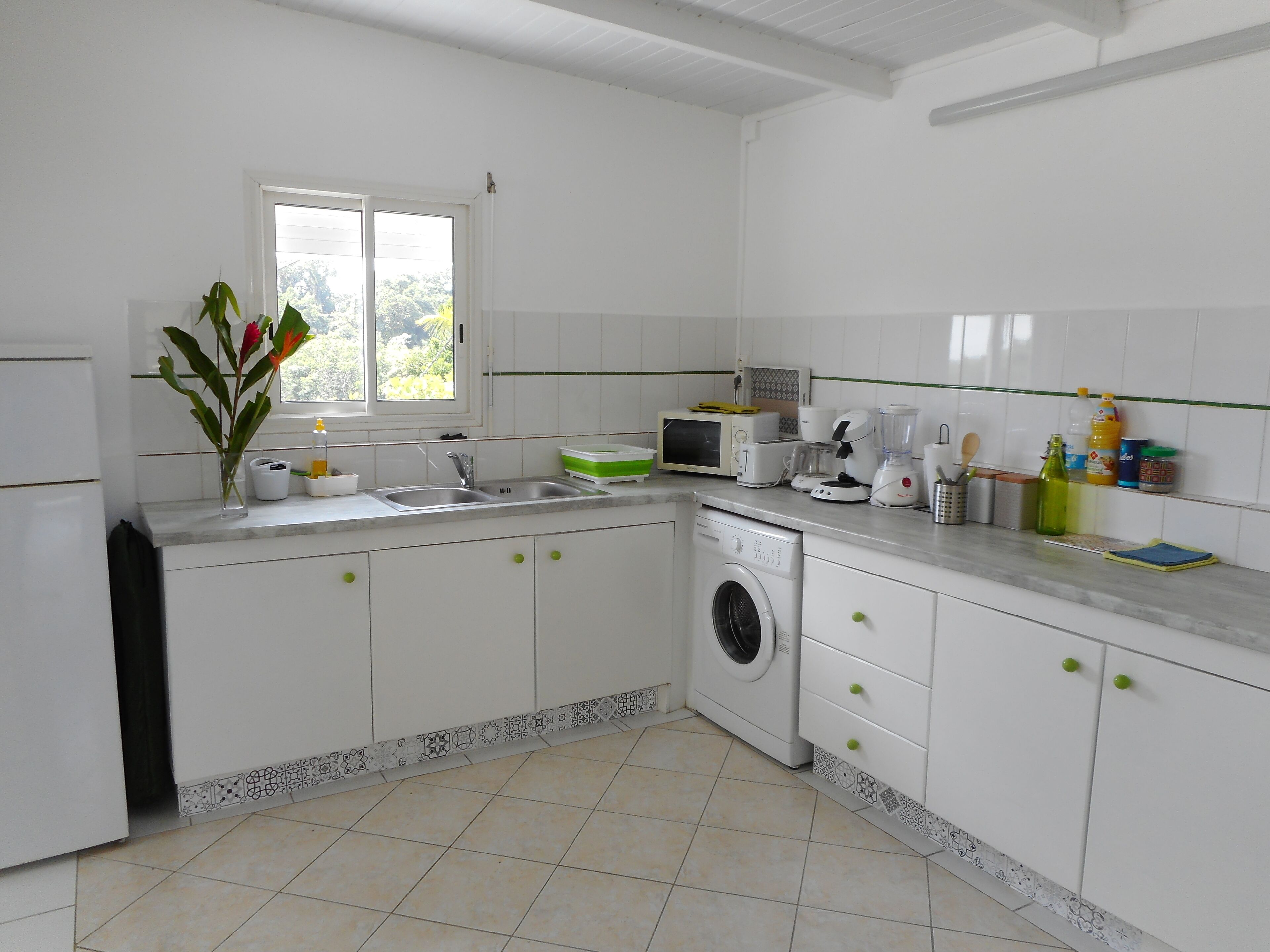 Geladeira, micro-ondas, fogão, cafeteira/chaleira