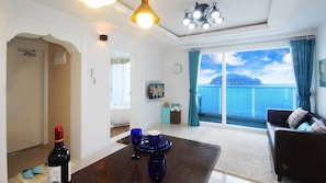Deluxe Studio | Living area | Flat-screen TV