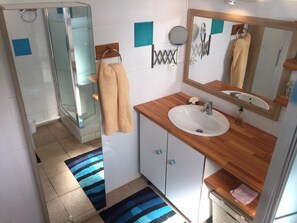 Dusche, Haartrockner, Handtücher, Seife