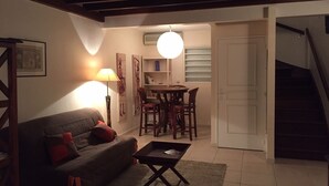 Una sala de estar acogedora con un sofá, una mesa de centro y un comedor con sillas y una mesa.