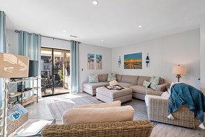 Smart TV, libri, studio, monitor per computer