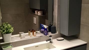 Douche, sĂšche-cheveux, serviettes fournies, savon