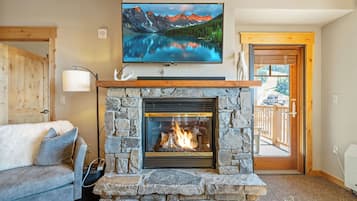 平面電視、壁爐