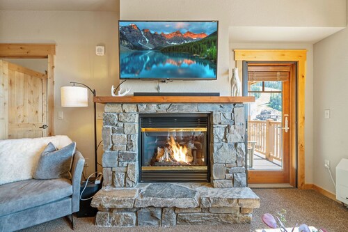 2 bedroom with incredible views and direct ski in and out! Hot tub/underground parking/gym