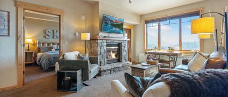 Télévision à écran plat, cheminée