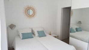 1 dormitorio, tabla de planchar con plancha, wifi y ropa de cama