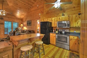 Fridge, microwave, oven, stovetop - Ole Bear Paw Cabin - Cherry Log (Cherry Log)