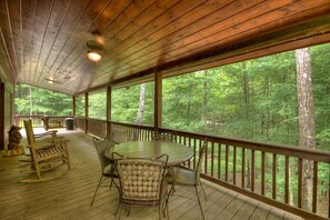 Outdoor dining - Ole Bear Paw Cabin - Cherry Log (Cherry Log)