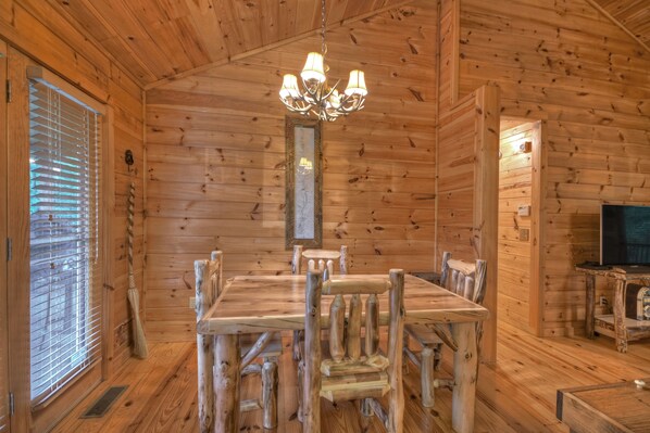 Dining - Ole Bear Paw Cabin - Cherry Log (Cherry Log)
