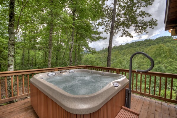Outdoor spa tub - Ole Bear Paw Cabin - Cherry Log (Cherry Log)