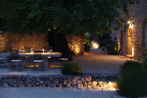 Elegant Provence Retreat with Infinity Pool – Near Aix-en-Provence