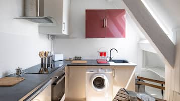 Fridge, microwave, oven, coffee/tea maker