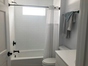 Baignoire, sèche-cheveux, serviettes fournies, savon